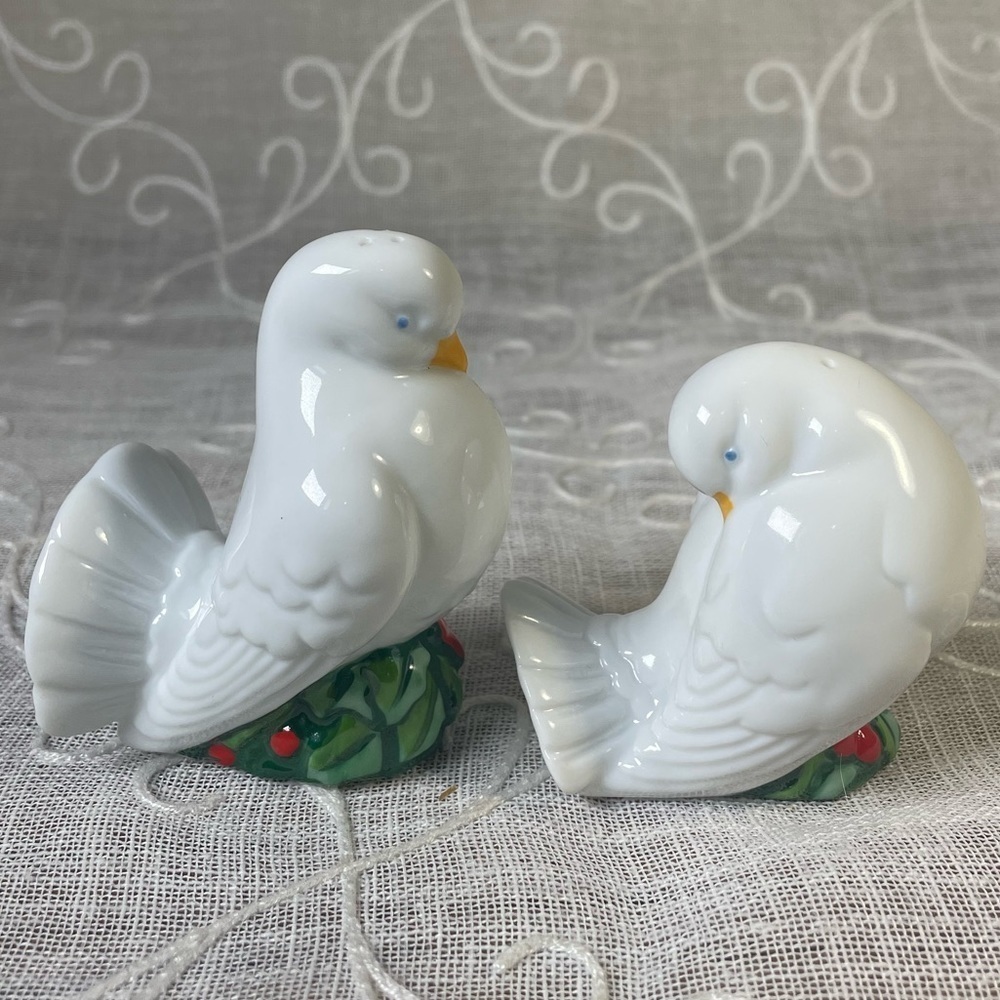 NWOT Vintage 1993 Porcelain Christmas Birds White Doves Salt & Pepper Shakers
